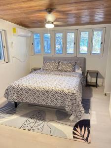 um quarto com uma cama num quarto com janelas em Paradise Villa em Nassau