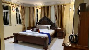 um quarto com uma cama grande num quarto em OKAY Boutique Siem Reap em Phumĭ Ta Phŭl