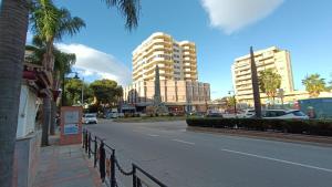 フエンヒロラにあるFUENGIROLA CENTROの道路脇の建物のある市道