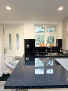 eine Küche mit einer Spüle und einer Arbeitsplatte in der Unterkunft Cozy 2 Bed Property in High Wycombe Tn in High Wycombe