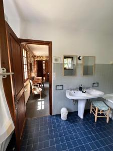 y baño con bañera, lavamanos y bañera. en Maison familiale pour des vacances nature en bord de mer à Bénodet en Clohars-Fouesnant