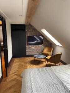 1 dormitorio con cama y pared de ladrillo en B&B Il Settimo Cielo, en Someren