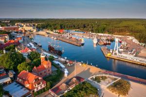 ウストカにあるApartamenty Bałtyckie - Bulwar Portowy - widok na port, centrum, najlepsza lokalizacja w Ustceの水上の船を用いた港の空中風景
