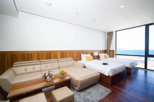 Postel nebo postele na pokoji v ubytování Sunny Ocean Hotel & Spa