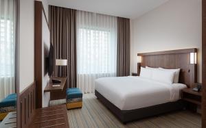 Postel nebo postele na pokoji v ubytování Courtyard by Marriott Baku