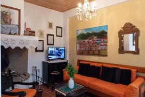 Televízia a/alebo spoločenská miestnosť v ubytovaní Cretan Magnolia Gem - Smari Cozy Getaway
