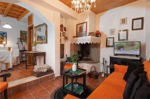 Televízia a/alebo spoločenská miestnosť v ubytovaní Cretan Magnolia Gem - Smari Cozy Getaway