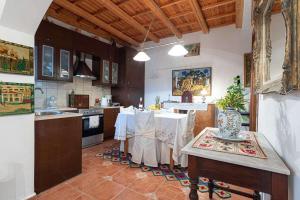 Kuchyňa alebo kuchynka v ubytovaní Cretan Magnolia Gem - Smari Cozy Getaway