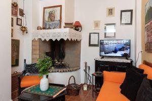 Televízia a/alebo spoločenská miestnosť v ubytovaní Cretan Magnolia Gem - Smari Cozy Getaway