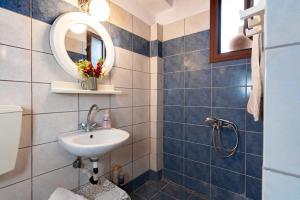 Kúpeľňa v ubytovaní Cretan Magnolia Gem - Smari Cozy Getaway