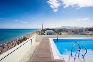 ein Swimmingpool mit Blick auf den Strand in der Unterkunft Gran vivienda de lujo frente al mar in Málaga