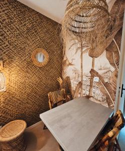 uma sala de jantar com uma mesa e um mural em L'expérience LOVE ROOM em Saint-Jean-Bonnefonds