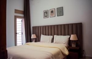 een slaapkamer met een groot bed met 2 lampen bij Appartement Élégant in Marrakesh