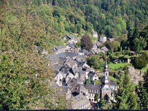 eine Luftansicht eines Dorfes in den Bergen in der Unterkunft Linden 4 in Monschau
