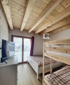 Uma ou mais camas em beliche em um quarto em Chalet Le Clapière