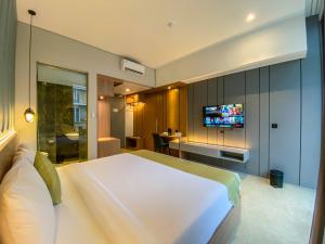 TV i/ili multimedijalni sistem u objektu Facade Hotel by Azana