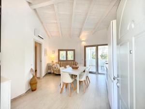 a living room with a white table and chairs at La Residenza del Mare in Limpiddu