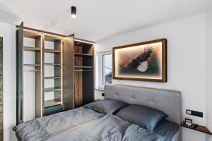 Schlafzimmer mit einem Bett und einem Fenster in der Unterkunft Seequartier 1 - neu & hochwertig in Friedrichshafen