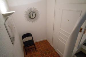 Zimmer mit einem Stuhl und einem Spiegel an der Wand in der Unterkunft 8 rue de l'Argile - Studio climatisé in Straßburg