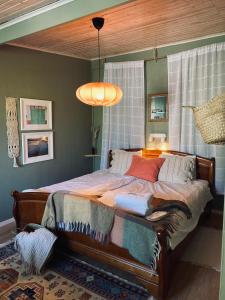 1 dormitorio con 1 cama grande en una habitación en Villa Sol Bed & Breakfast, en Borgholm