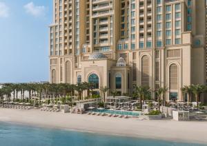 uma vista para o resort a partir da praia em Four Seasons Resort and Residences at The Pearl - Qatar em Doha