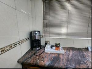 ekspres do kawy siedzący na stole w pokoju w obiekcie OR Tambo Int Airport Rudman B Self Catering Two Bedroom Home w mieście Boksburg