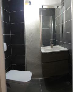 Ένα μπάνιο στο Logement cosy