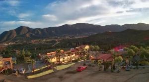 una vista aérea de una ciudad con montañas en el fondo en El Rincón Del Valle en la Ruta Del Vino en Valle de Guadalupe