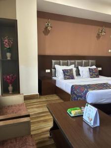 um quarto de hotel com duas camas e uma mesa em Twin Spring em Gangtok