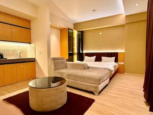 een hotelkamer met een bed en een bank bij ARMERIA STAY DLF MY PAD in Lucknow