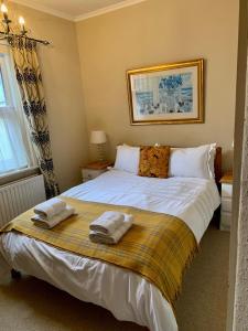 um quarto com uma cama com duas toalhas em Gyves House em Eastbourne
