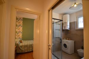 Un baño con lavabo y lavadora. en la Bohème Peschiera luxury apartment, en Peschiera del Garda 22 fotos más