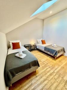 two beds sitting in a room with at LesCinqSuites/12 couchages-DABNB in Limoges