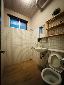 un bagno con un water e un lavandino di Liu Xu Homestay ll a Tainan
