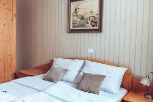 Uma cama ou camas num quarto em Martinov Hram Bovec