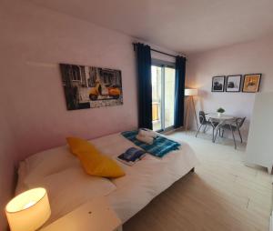 a living room with a bed and a table at Vue sur Paris in Ivry-sur-Seine