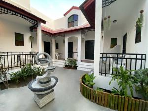 a courtyard of a house with a fountain at Chaweng Residence in Koh Samui