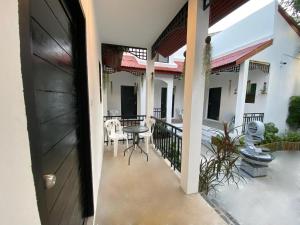 patio con mesa y sillas en el balcón en Chaweng Residence en Koh Samui