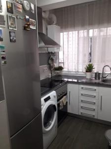 cocina con lavadora en piso reformado 3 habitaciones, en Sevilla
