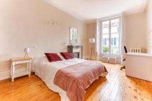 a bedroom with a bed and a large window at La Ruche - Maison 7 chambres et 7 salles de bain in Fontainebleau