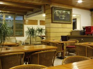 ein leeres Restaurant mit Holztischen und Stühlen in der Unterkunft Viccini Suites in Beirut