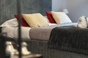 Ένα ή περισσότερα κρεβάτια σε δωμάτιο στο Compasso Suites