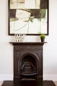 ロンドンにあるMadison Hill - Fernlea View 4 - Two bedroom flatの上に絵画が描かれたリビングルームの暖炉