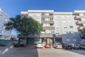 ein großes Gebäude mit davor geparkt in der Unterkunft Quinta da Armada, Apartamento em Braga by House and People in Braga