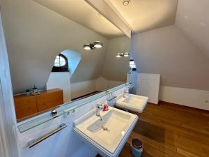 ein Badezimmer mit 2 Waschbecken und einem Spiegel in der Unterkunft Luxus Suite mit einmaligem Blick auf die Frauenkirche in Dresden