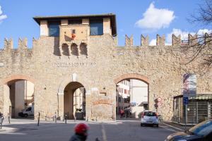 un gran edificio de piedra con arcos en una calle en Aretium, en Arezzo