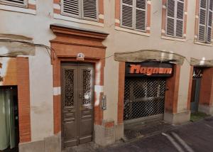 - un bâtiment avec une porte et un panneau dans l'établissement Pargaminières by Yumē, à Toulouse