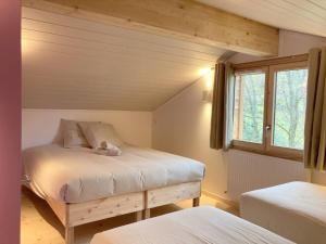 - une petite chambre avec un lit et une fenêtre dans l'établissement Gite Le Jardin des 4m, à Saint-Régis-du-Coin