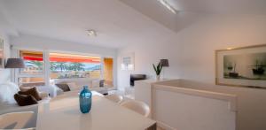 a living room with a blue vase on a table at Apartamento Dos Mares by Rental Olé in La Manga del Mar Menor