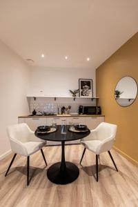 - une salle à manger avec une table et deux chaises dans l'établissement Eldorado - Résidence Hestia, à Saint-Étienne